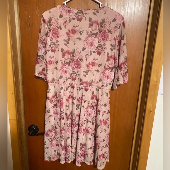 Short Pink floral flowy dress - Picture 2 of 3